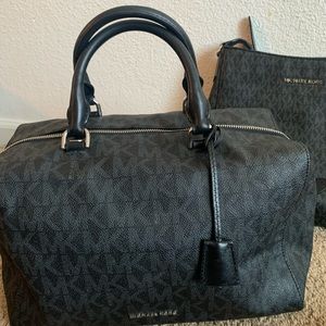 Michael Kors 3 set. Wallet, cross body and bag